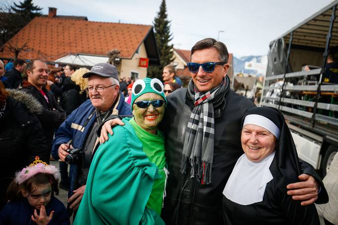 Predsednik Pahor na pustni povorki v enurju